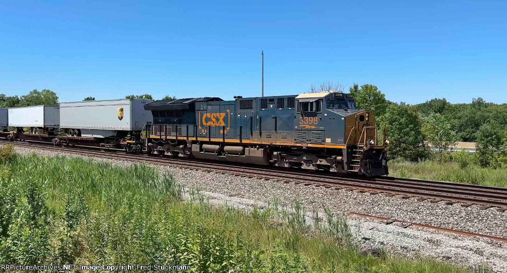 CSX 3398 leads I018.